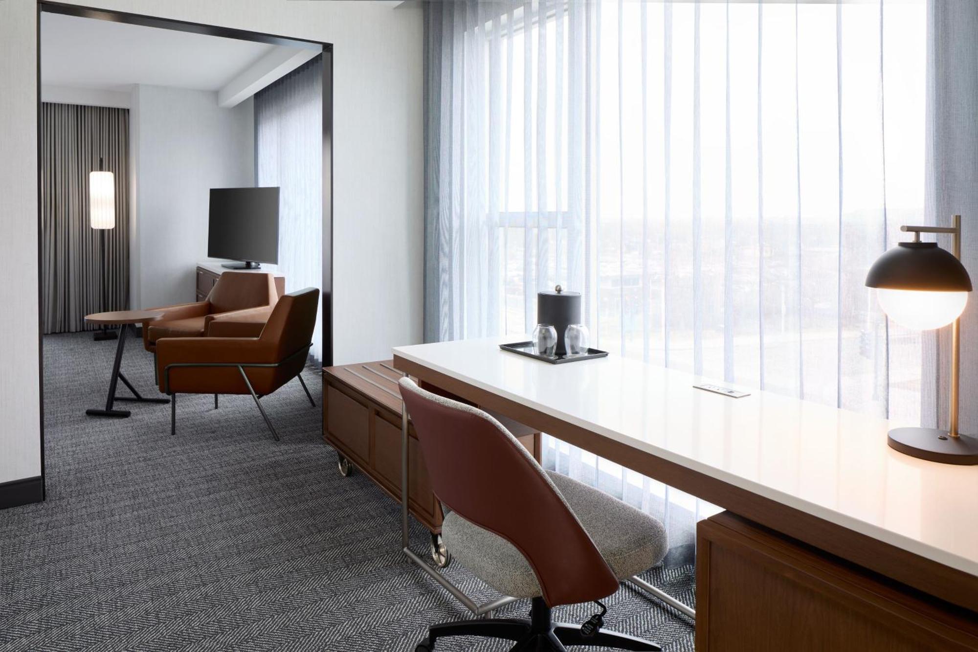 Courtyard By Marriott Montreal Laval Hotel Buitenkant foto